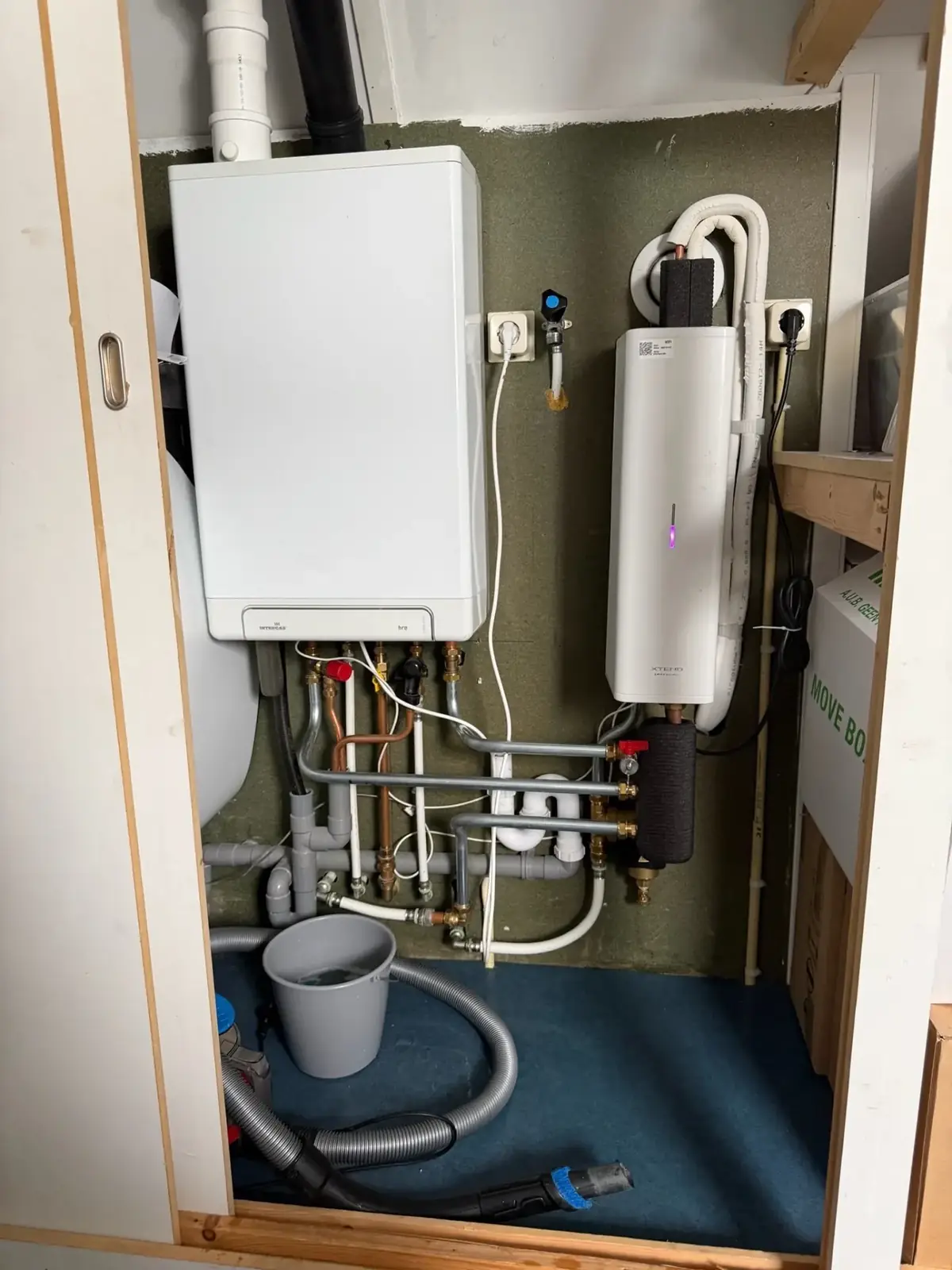 Hybride warmtepomp plaatsen. detail 2